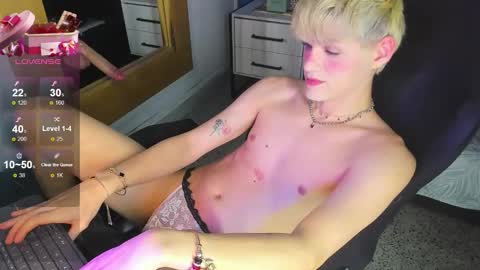 Snapshot of vladhellsing4 chatting on 12/15/25, 02:21 Vlad online show from 12/15/25, 02:21