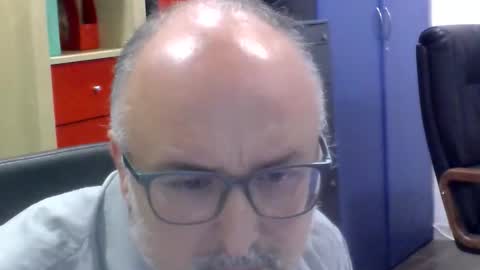 Snapshot of volpi72 chatting on 10/31/25, 11:33 volpi72 online show from 10/31/25, 11:33