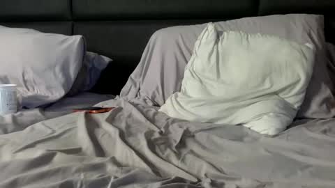 Enjoy guys of all ages if you are not on cam please dont ask for requests if i dont respond dont think im ignoring you i online show from 12/15/25, 07:40