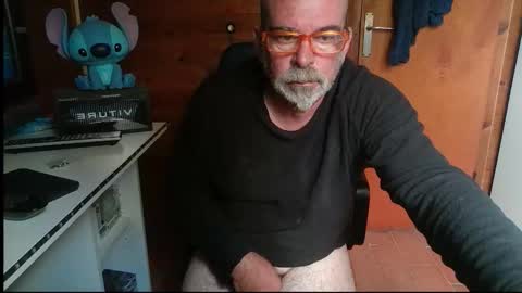 Snapshot of vuda77 chatting on 10/18/25, 12:17 oscar online show from 10/18/25, 12:17