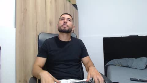 Snapshot of walter_brownn01 chatting on 11/18/25, 04:22 WALTER BROWN online show from 11/18/25, 04:22