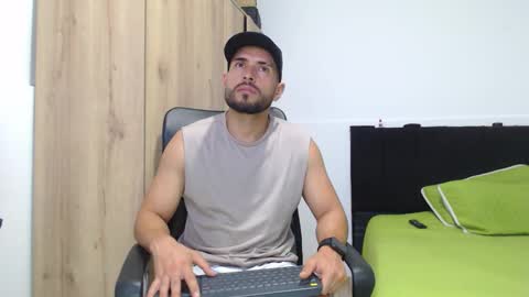 Snapshot of walter_brownn01 chatting on 11/22/25, 05:01 WALTER BROWN online show from 11/22/25, 05:01