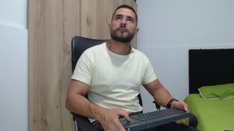 Snapshot of walter_brownn01 chatting on 11/26/25, 08:54 WALTER BROWN online show from 11/26/25, 08:54