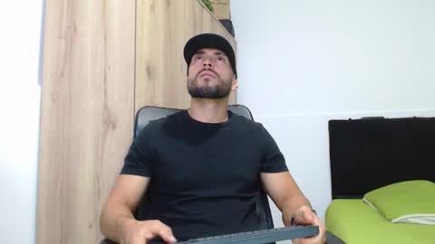 Snapshot of walter_brownn01 chatting on 11/27/25, 03:36 WALTER BROWN online show from 11/27/25, 03:36