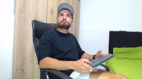 Snapshot of walter_brownn01 chatting on 11/28/25, 07:38 WALTER BROWN online show from 11/28/25, 07:38