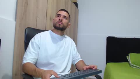 Snapshot of walter_brownn01 chatting on 11/30/25, 05:06 WALTER BROWN online show from 11/30/25, 05:06