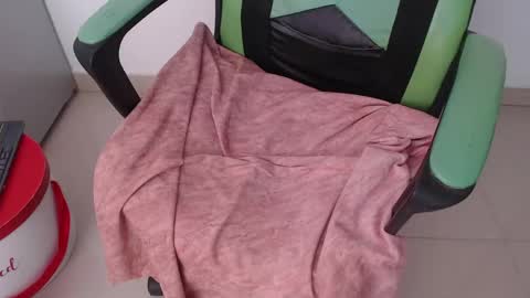 Snapshot of we_n_you chatting on 04/15/26, 07:58 Trixie 3 online show from 04/15/26, 07:58