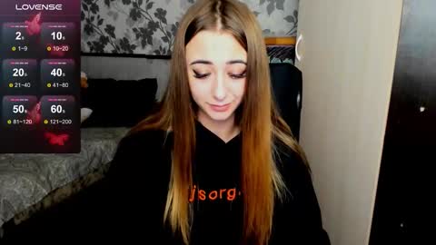 Snapshot of weakness4u chatting on 11/13/25, 06:56 Maya online show from 11/13/25, 06:56