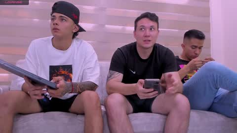 Snapshot of web_gammer_ chatting on 01/12/25, 04:40 Jhonny Dick his neighbors. online show from 01/12/25, 04:40