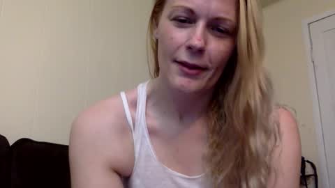Snapshot of webcumcouple chatting on 05/19/26, 05:41 HayleyJay online show from 05/19/26, 05:41