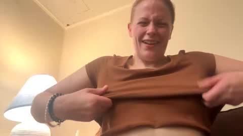 Snapshot of webcumcouple chatting on 05/20/26, 05:30 HayleyJay online show from 05/20/26, 05:30