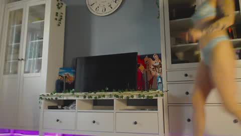 Snapshot of weed_princesss chatting on 12/04/24, 12:03 moon online show from 12/04/24, 12:03