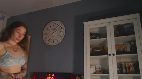 Snapshot of weed_princesss chatting on 02/11/25, 03:18 moon online show from 02/11/25, 03:18