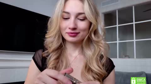 Snapshot of wellicaren chatting on 11/26/25, 07:42 CAREN online show from 11/26/25, 07:42