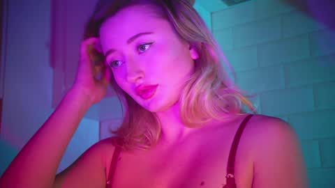 Snapshot of wendy_amber chatting on 12/06/24, 06:28 Daisy online show from 12/06/24, 06:28