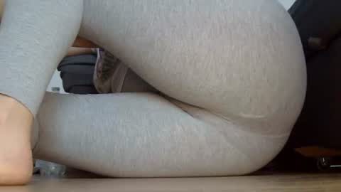 wet_pants2022 online show from 10/24/25, 01:29