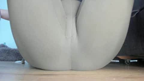 Snapshot of wet_pants2022 chatting on 05/19/26, 10:43 wet_pants2022 online show from 05/19/26, 10:43