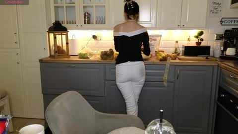 Snapshot of whats_her_name chatting on 01/12/25, 12:44 Victoria Maria online show from 01/12/25, 12:44