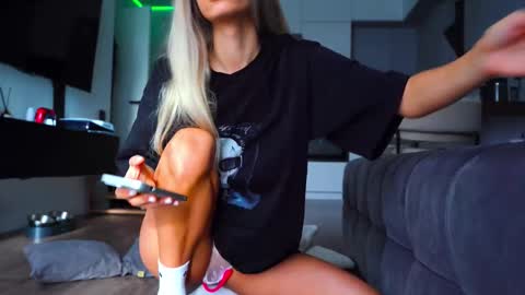 Snapshot of whitebanny chatting on 10/27/25, 05:55 Kate online show from 10/27/25, 05:55