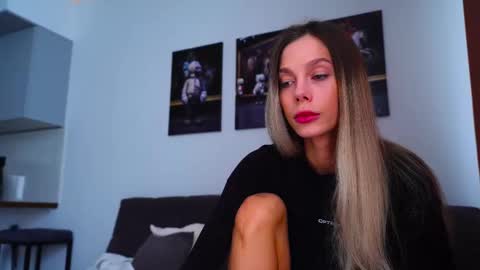 Snapshot of whitebanny chatting on 11/23/25, 07:52 Kate online show from 11/23/25, 07:52