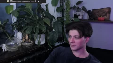 Snapshot of whiteegrimm chatting on 11/12/25, 09:25 Gus online show from 11/12/25, 09:25