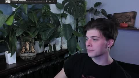 Snapshot of whiteegrimm chatting on 11/18/25, 07:18 Gus online show from 11/18/25, 07:18