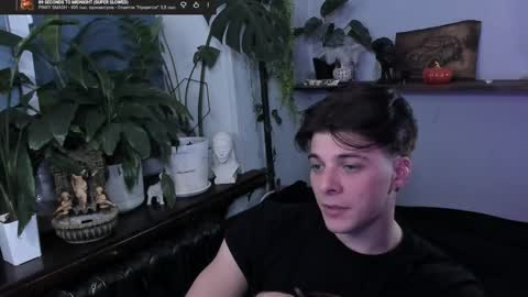 Snapshot of whiteegrimm chatting on 11/21/25, 09:24 Gus online show from 11/21/25, 09:24