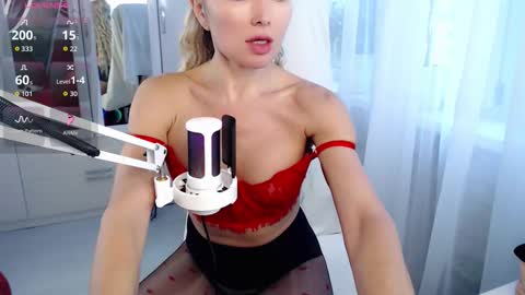 Snapshot of whitelabunny chatting on 10/24/25, 09:38 WhiteLaBunny online show from 10/24/25, 09:38