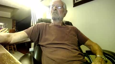 Snapshot of whofcares2 chatting on 10/18/25, 01:30 whofcares2 online show from 10/18/25, 01:30