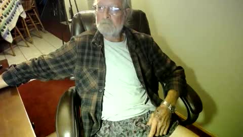 Snapshot of whofcares2 chatting on 11/15/25, 01:36 whofcares2 online show from 11/15/25, 01:36