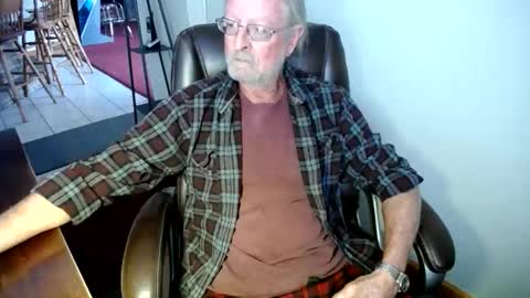 Snapshot of whofcares2 chatting on 02/17/26, 06:47 whofcares2 online show from 02/17/26, 06:47