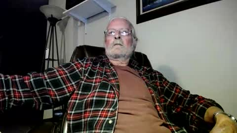 Snapshot of whofcares2 chatting on 05/04/26, 01:23 whofcares2 online show from 05/04/26, 01:23