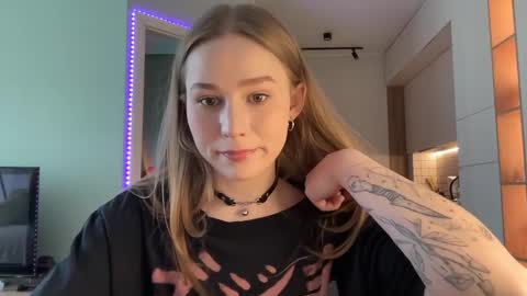 Snapshot of whoisalisa chatting on 12/22/24, 09:55 Alisa online show from 12/22/24, 09:55