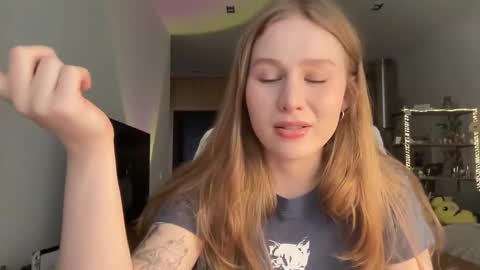 Snapshot of whoisalisa chatting on 10/14/25, 07:42 Alisa online show from 10/14/25, 07:42