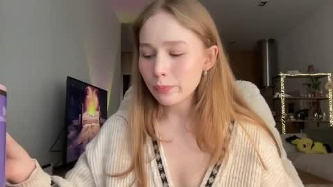 Snapshot of whoisalisa chatting on 10/22/25, 07:41 Alisa online show from 10/22/25, 07:41