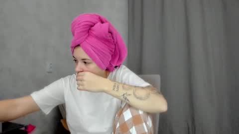 Snapshot of why_again_me chatting on 01/18/26, 06:23 Veronica online show from 01/18/26, 06:23