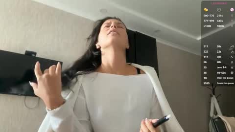 Mia online show from 09/17/25, 06:04