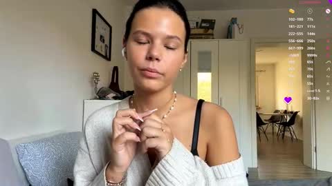 Mia online show from 11/06/25, 07:53