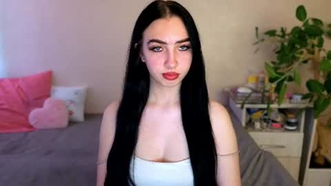Snapshot of wildkittenx_ chatting on 06/24/26, 04:00 Alena online show from 06/24/26, 04:00