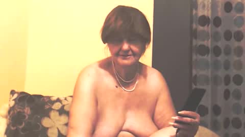 Snapshot of wildredcat chatting on 11/17/25, 09:31 WildRedCat online show from 11/17/25, 09:31