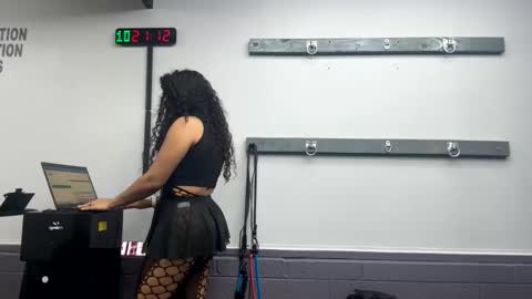 Snapshot of wildrose1111 chatting on 11/05/25, 02:11 WildRose online show from 11/05/25, 02:11