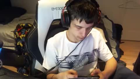 Snapshot of willfro_ chatting on 10/16/25, 02:45 willfro_ online show from 10/16/25, 02:45