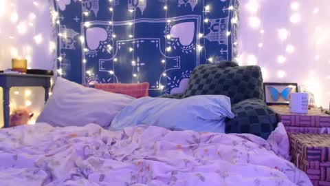 Snapshot of wingardiumleveveosa chatting on 12/05/24, 05:59 Eevie online show from 12/05/24, 05:59