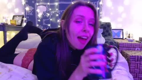 Snapshot of wingardiumleveveosa chatting on 12/07/24, 01:36 Eevie online show from 12/07/24, 01:36