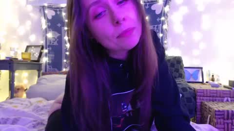 Snapshot of wingardiumleveveosa chatting on 12/07/24, 04:42 Eevie online show from 12/07/24, 04:42