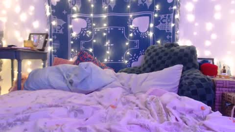 Snapshot of wingardiumleveveosa chatting on 12/10/24, 02:16 Eevie online show from 12/10/24, 02:16