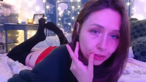 Snapshot of wingardiumleveveosa chatting on 12/15/24, 08:19 Eevie online show from 12/15/24, 08:19