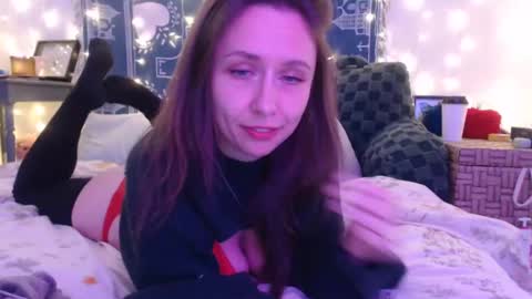 Snapshot of wingardiumleveveosa chatting on 12/19/24, 12:13 Eevie online show from 12/19/24, 12:13