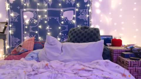 Snapshot of wingardiumleveveosa chatting on 12/26/24, 02:12 Eevie online show from 12/26/24, 02:12