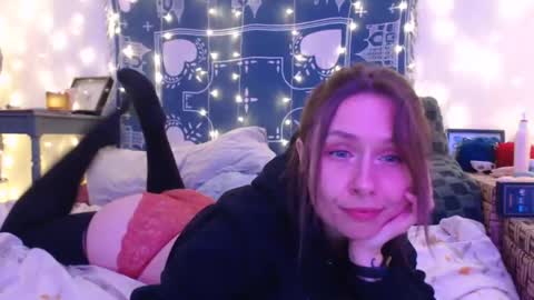 Snapshot of wingardiumleveveosa chatting on 12/28/24, 01:29 Eevie online show from 12/28/24, 01:29